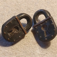 hængelås-knapper-brun-plastik-retro-knapper